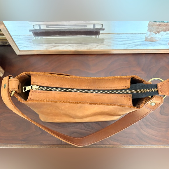 Triangle Shoulder Bag PORTLAND LEATHER Dakota - Picture 11 of 14